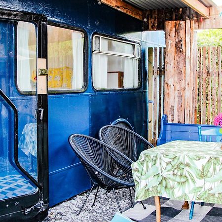 Double Decker Bus At Valentia Island Escape Hotel Chapeltown Luaran gambar