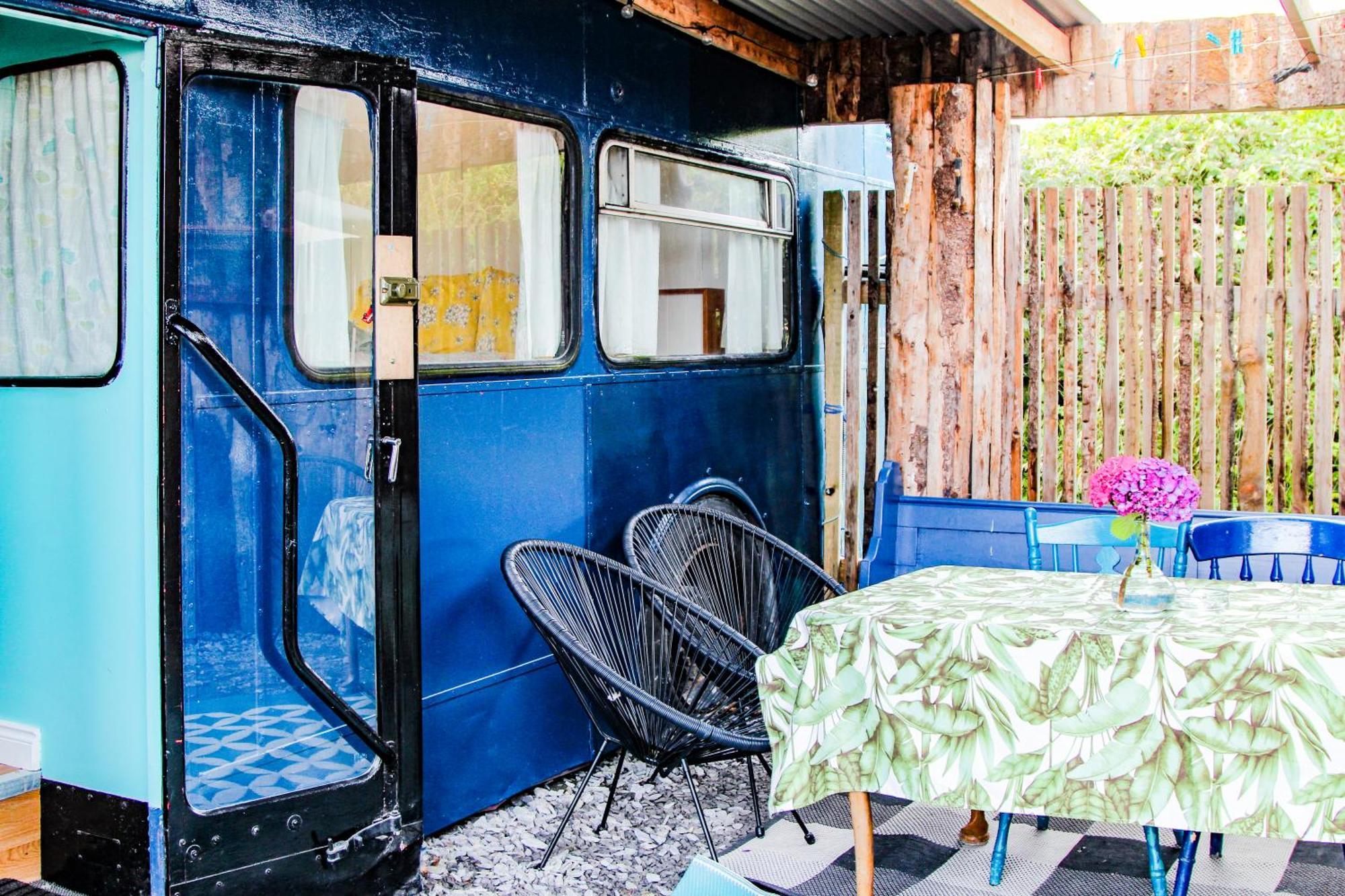 Double Decker Bus At Valentia Island Escape Hotel Chapeltown Luaran gambar