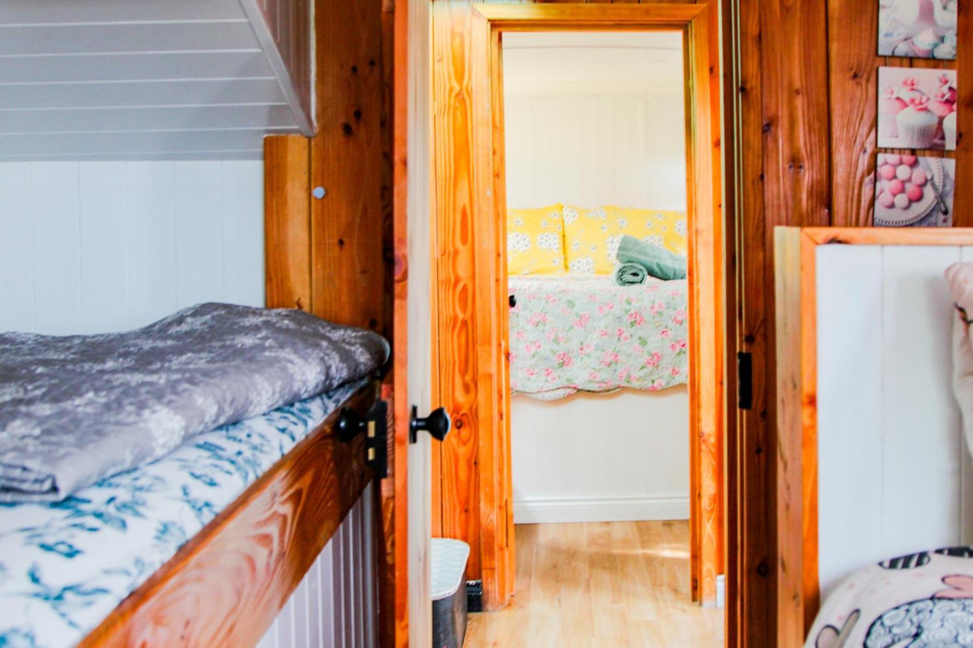 Double Decker Bus At Valentia Island Escape Hotel Chapeltown Luaran gambar