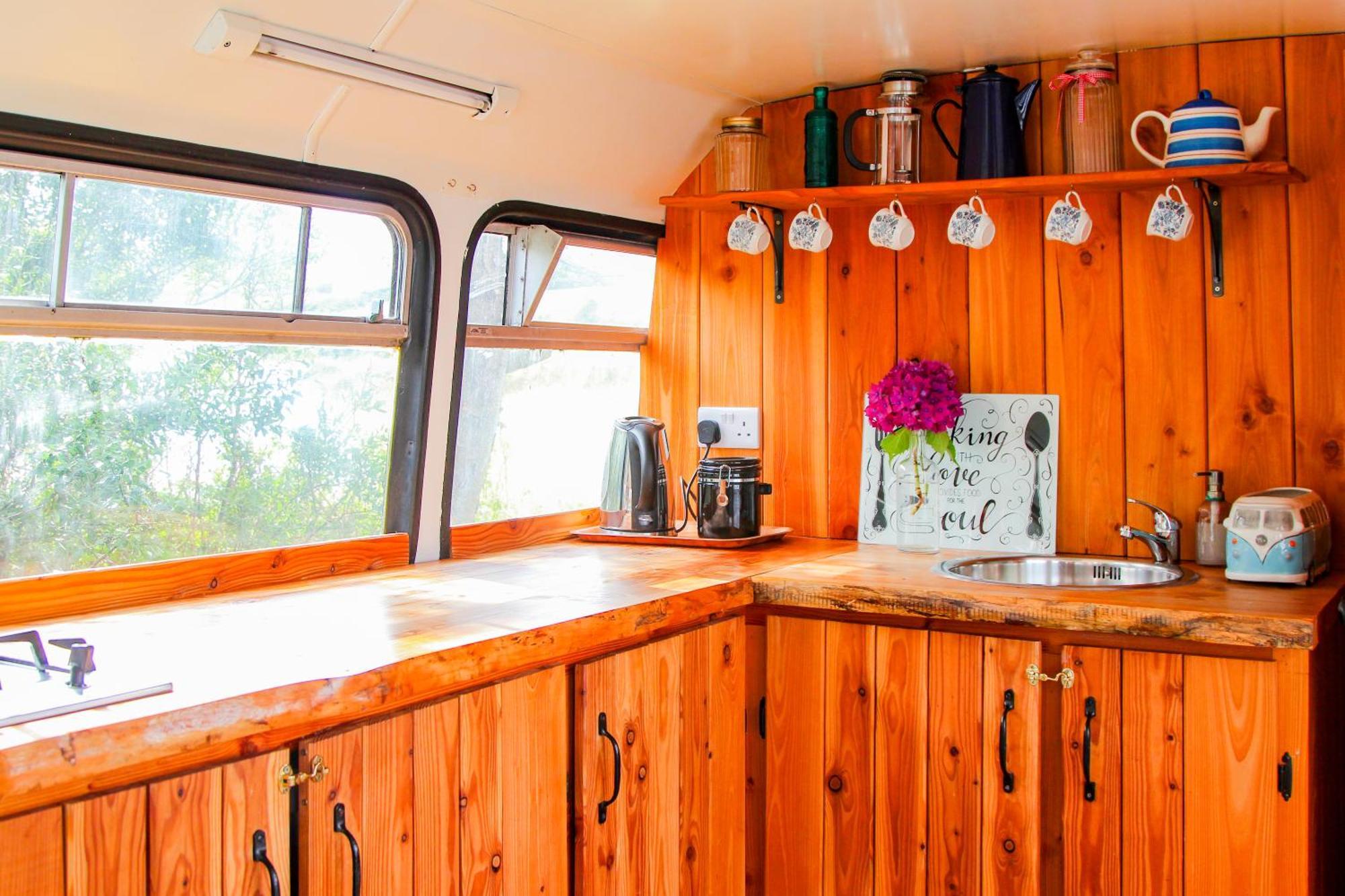 Double Decker Bus At Valentia Island Escape Hotel Chapeltown Luaran gambar