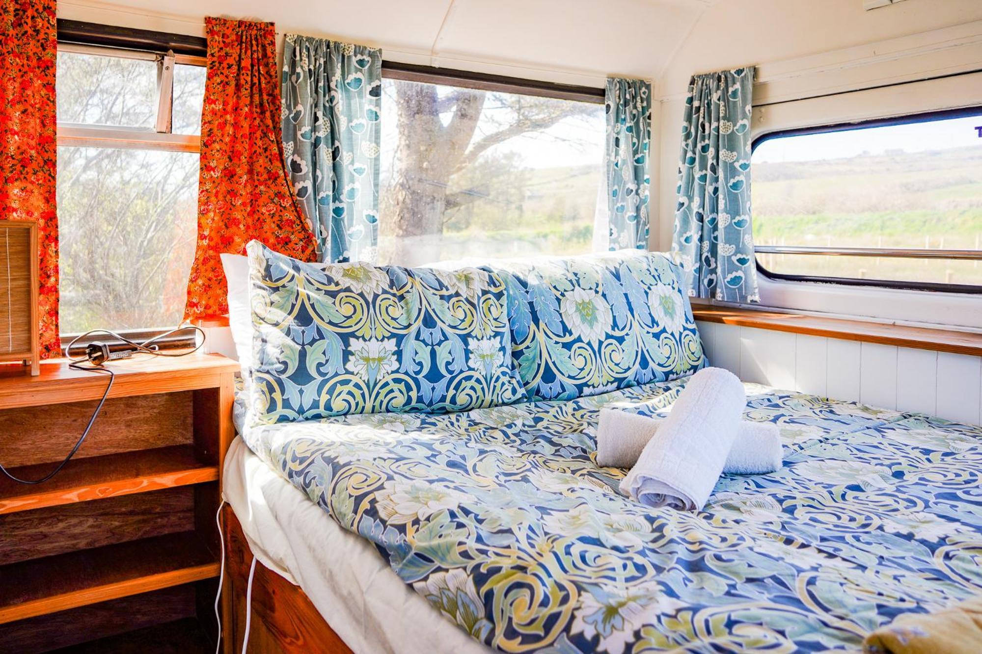 Double Decker Bus At Valentia Island Escape Hotel Chapeltown Luaran gambar