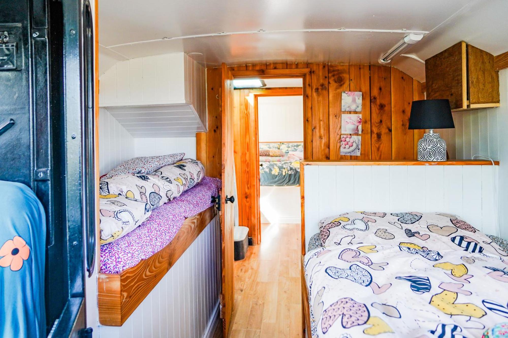 Double Decker Bus At Valentia Island Escape Hotel Chapeltown Luaran gambar